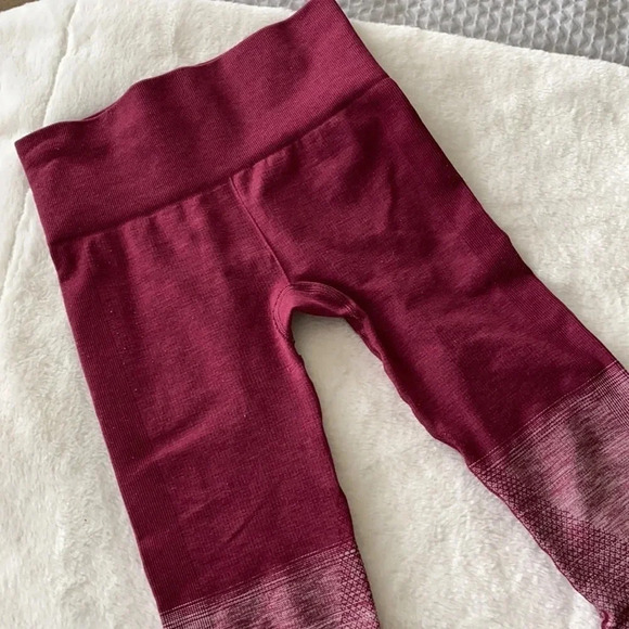 Lululemon Ebb to Street Seamless Ombré burgundy and white crop leggings small - Picture 4 of 7